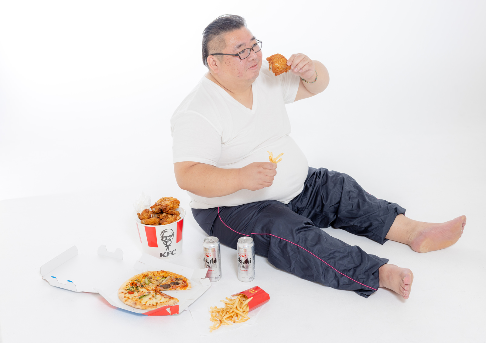 「暴飲暴食する肥満男性 | フリー素材のぱくたそ」の写真［モデル：ダルマ親方］