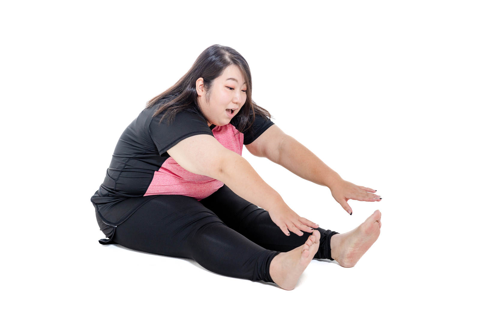 「足の指に手が届かないダイエット中の膨よかな女性 | フリー素材のぱくたそ」の写真［モデル：KANA］