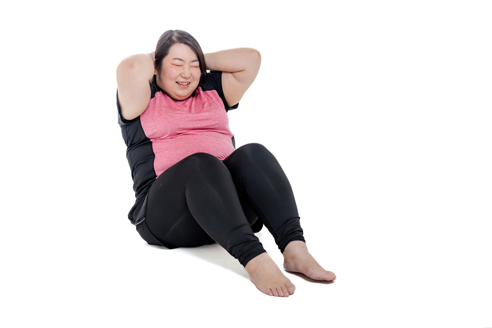 「腹筋に励むダイエット中の膨よかな女性 | フリー素材のぱくたそ」の写真［モデル：KANA］