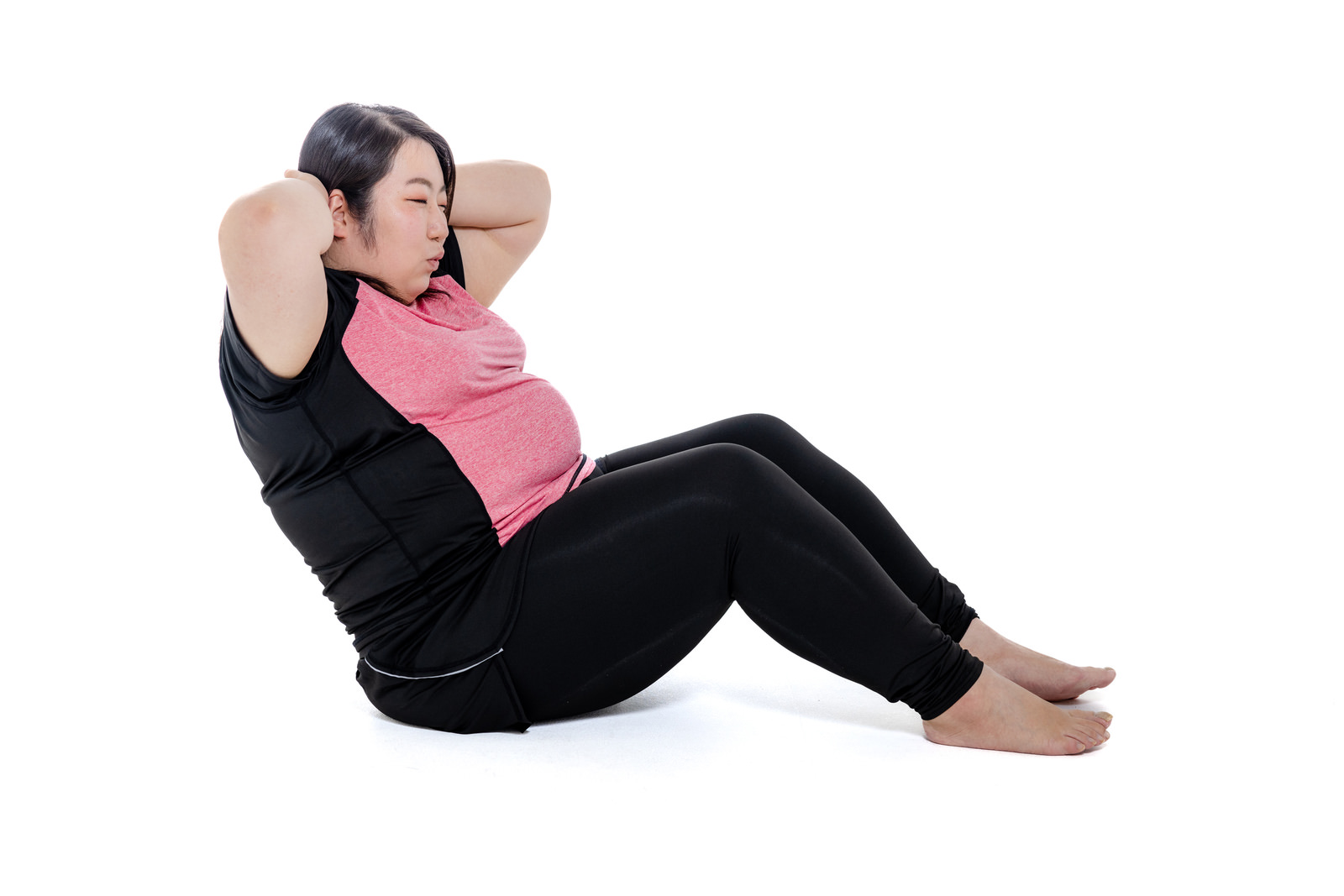 「腹筋中の膨よかな女性 | フリー素材のぱくたそ」の写真［モデル：KANA］