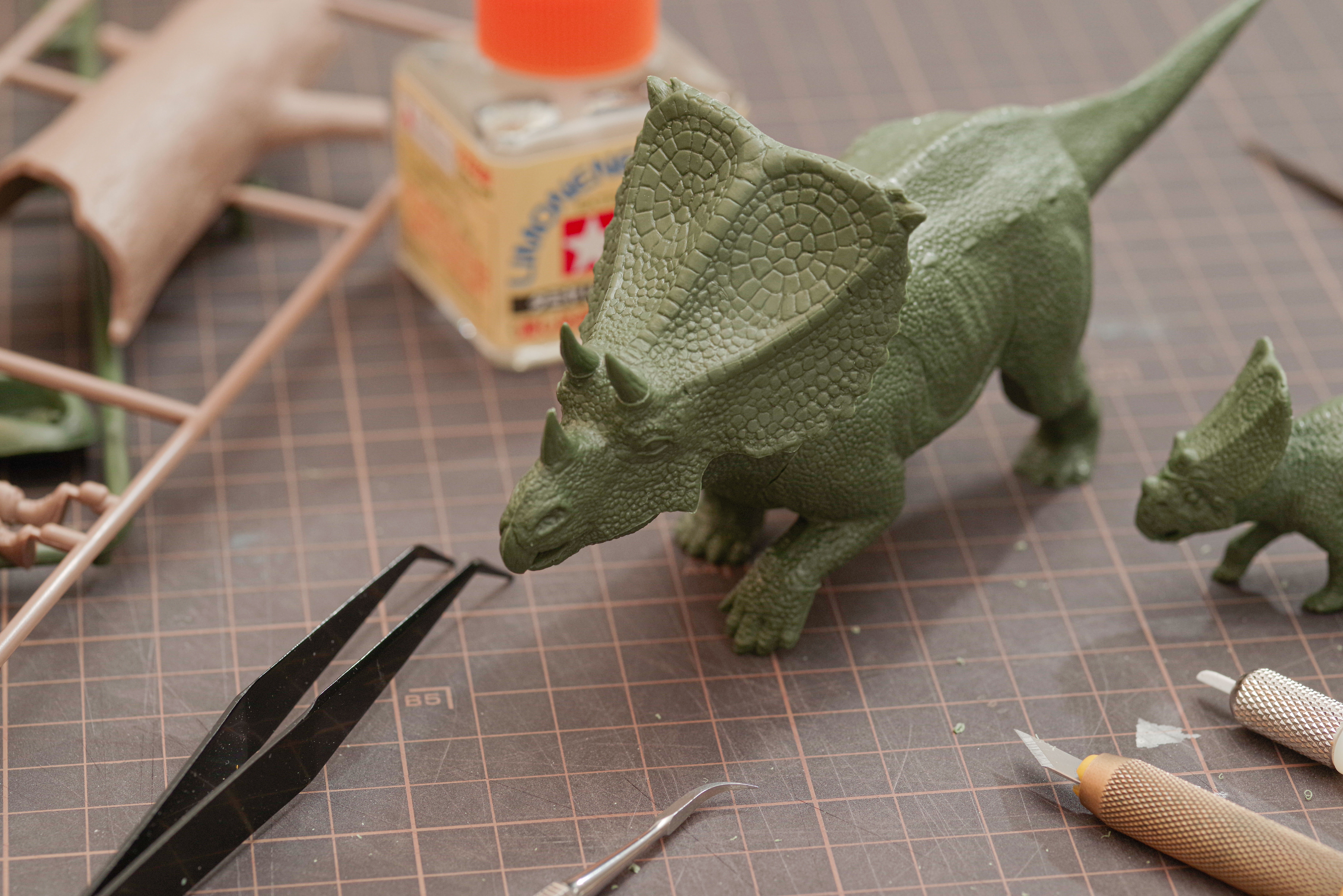 恐竜のプラモデルを工作の写真を無料ダウンロード フリー素材 ぱくたそ 恐竜のプラモデルを工作の写真を無料ダウンロード フリー素材 ぱくたそ