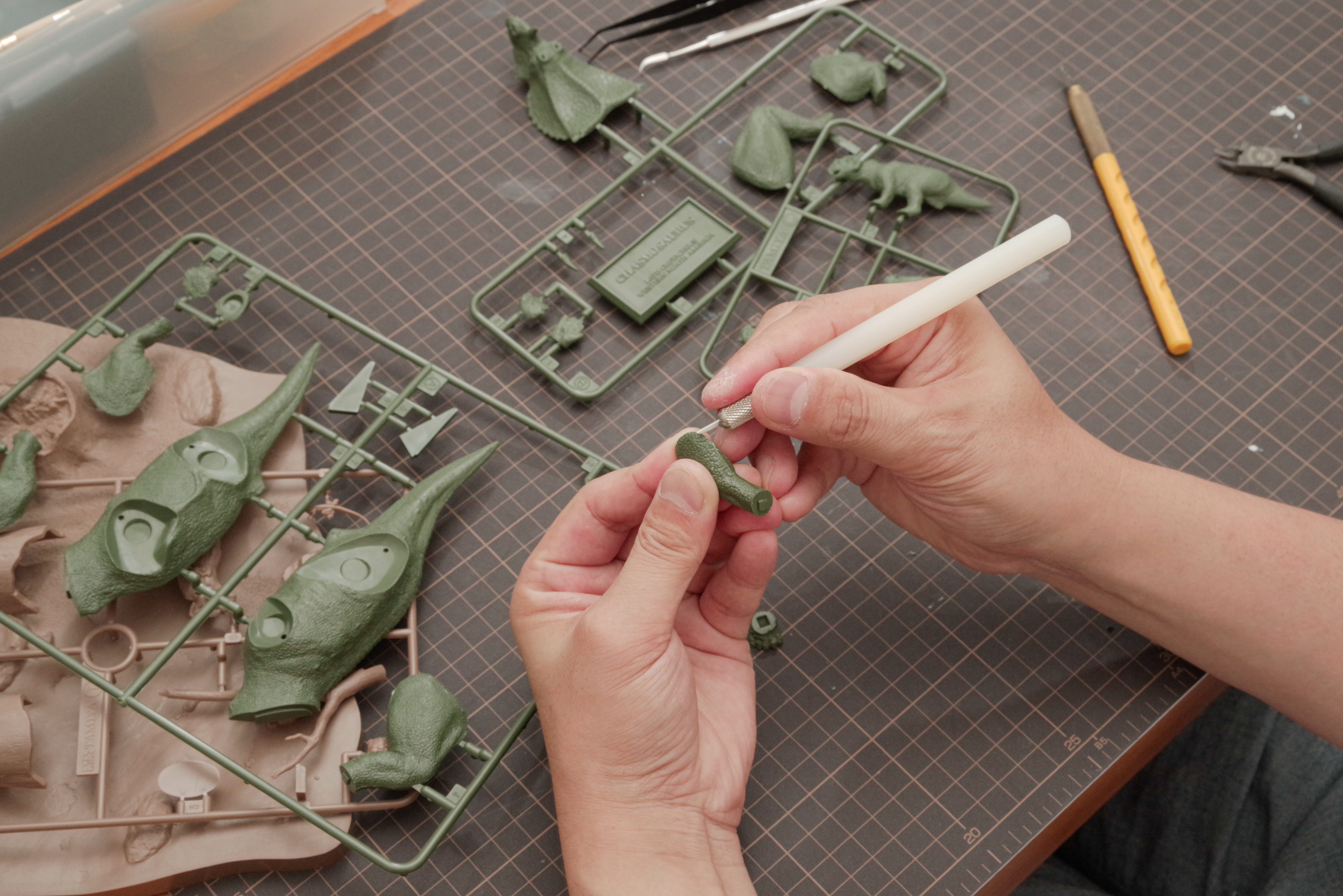 セラミックのカンナでプラモデルのバリを取るの写真を無料ダウンロード フリー素材 ぱくたそ