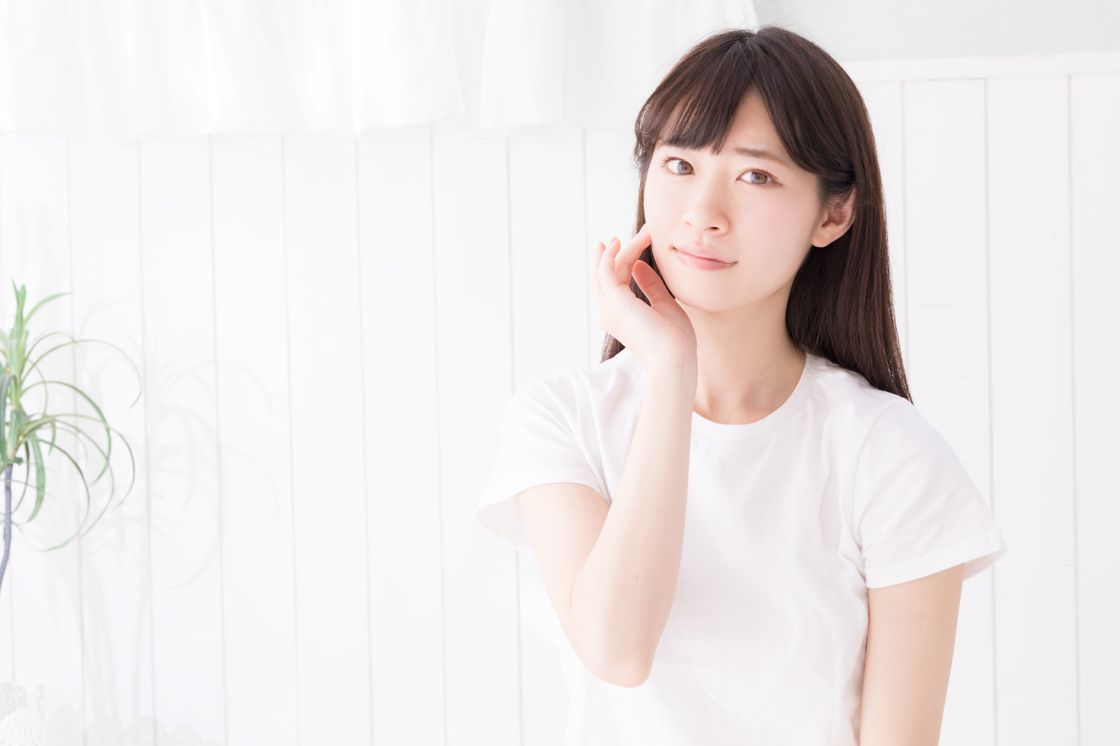 「不安げな表情でこちらを見つめる色白の女性」［モデル：川子芹菜］