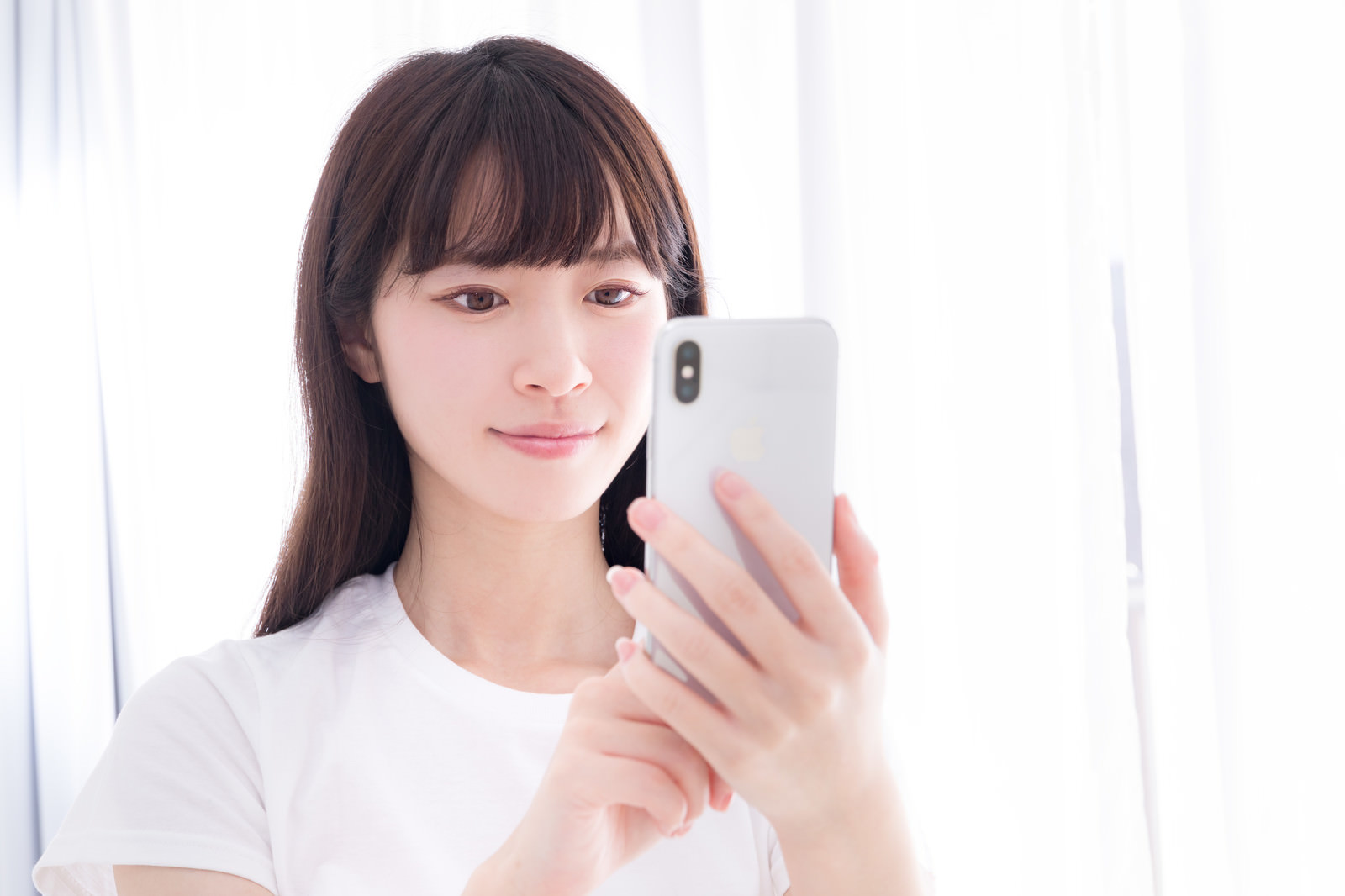 正しい距離でスマートフォンを操作する女性