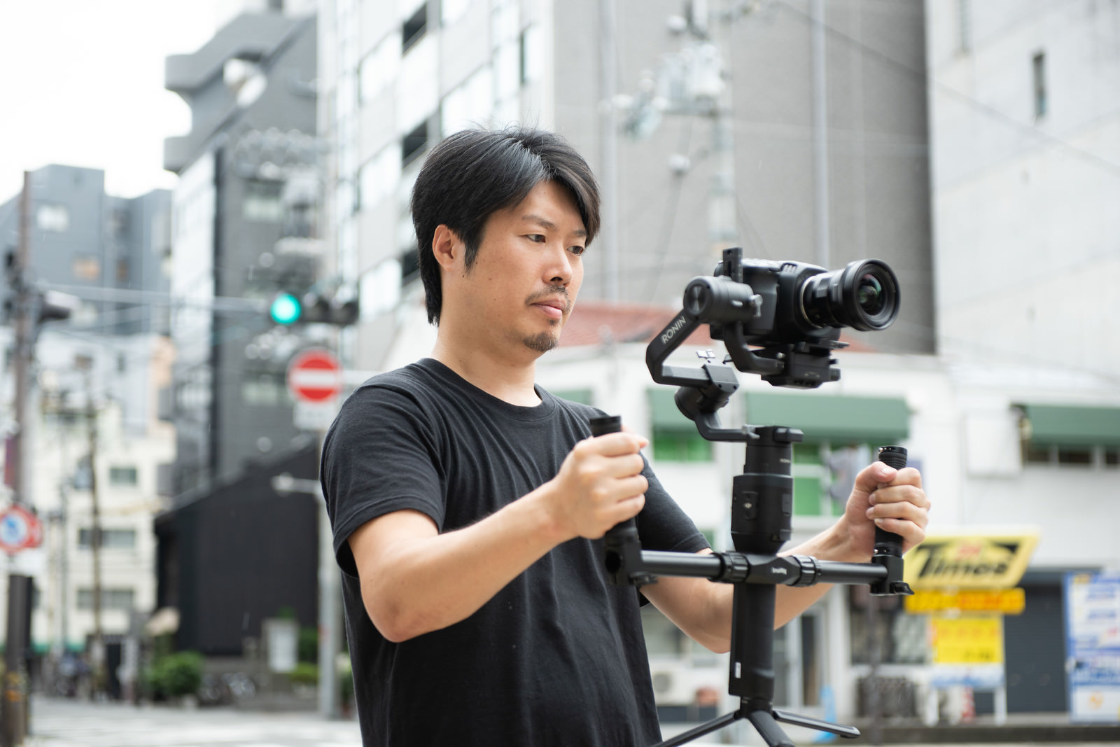 ❤4K多機能カムコーダー・手持ちスタビライザー付❣手軽にプロの本格