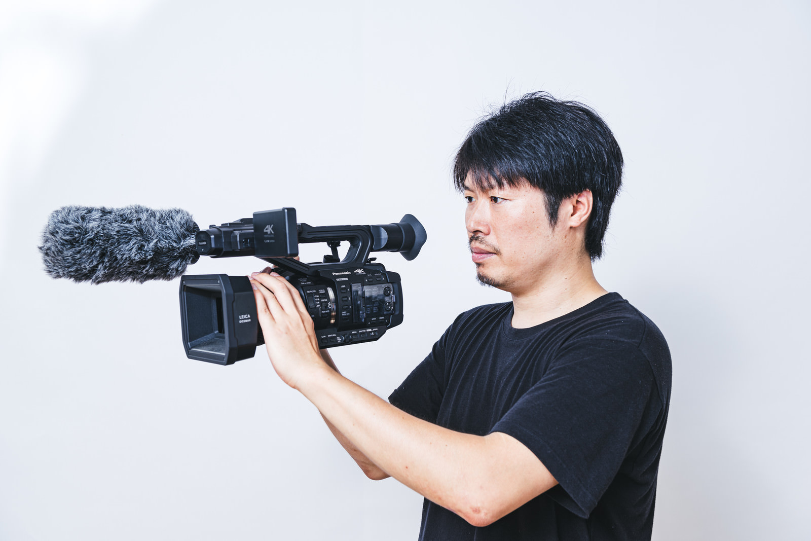 ハンディで動画撮影する男性カメラマンの写真 画像 を無料ダウンロード フリー素材のぱくたそ