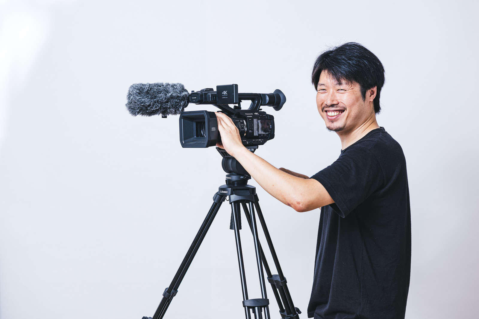 「ムービーを担当するカメラマンです（にっこり） | フリー素材のぱくたそ」の写真［モデル：瀧野恵太］