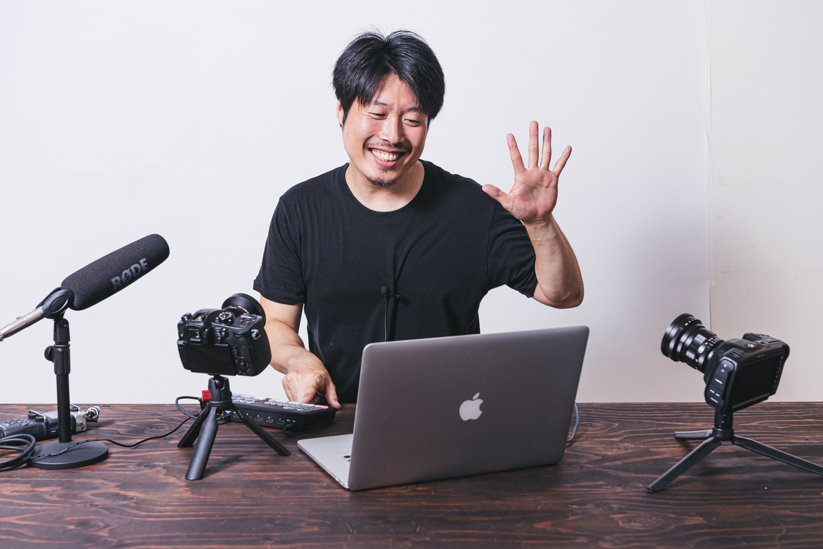 「画面越しにお礼を言うYouTuber | フリー素材のぱくたそ」の写真［モデル：瀧野恵太］