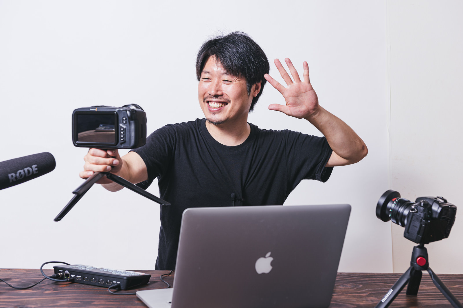 「視聴者に笑顔を送るYouTuberの撮影風景」の写真［モデル：瀧野恵太］