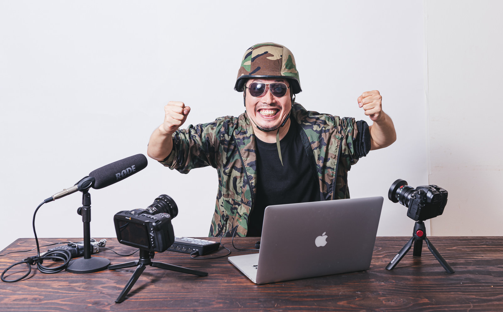 気合を入れてlive配信するyoutuberの無料の写真素材 フリー素材 をダウンロード ぱくたそ
