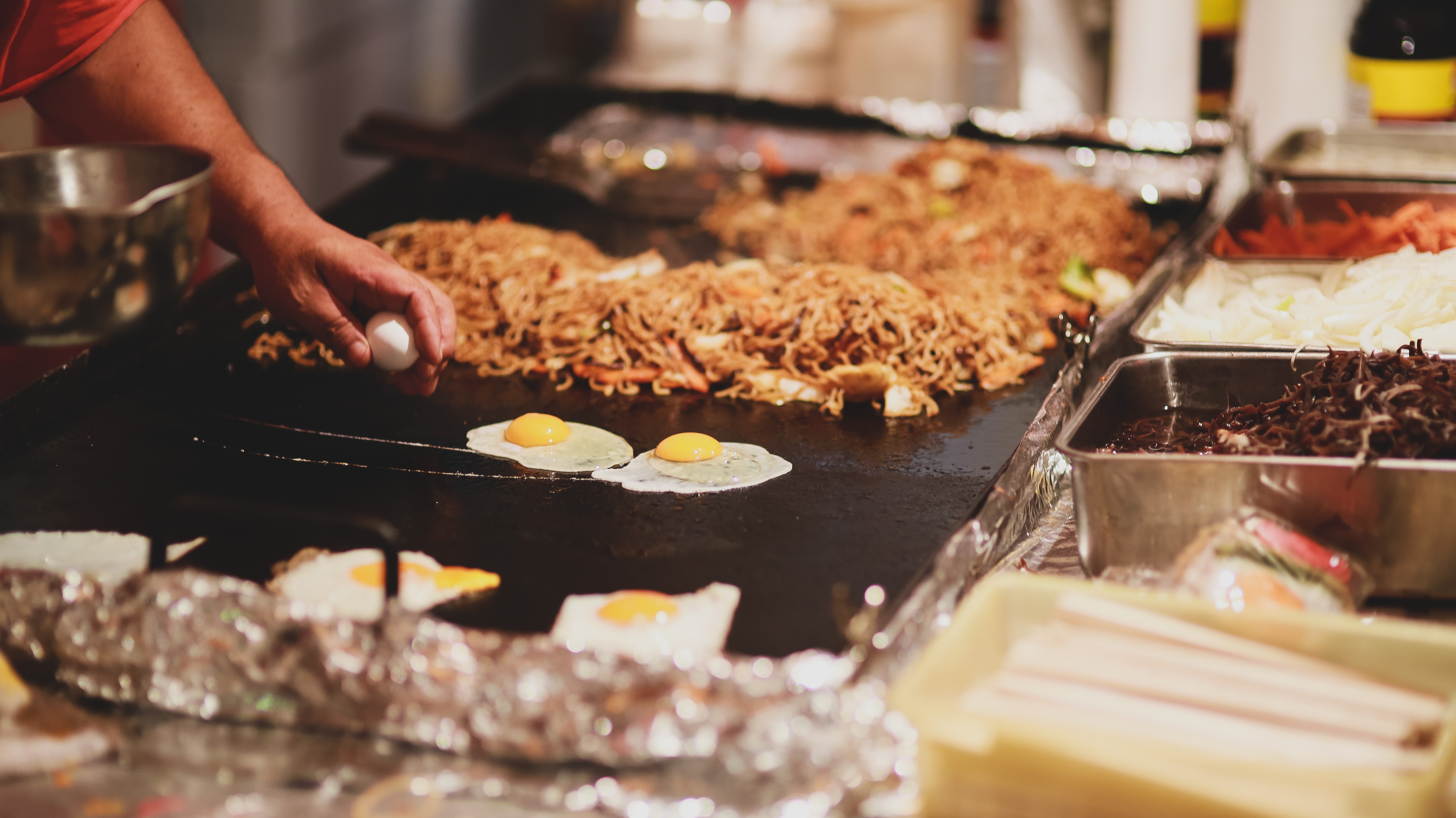 焼きそばと見せかけて広島風お好み焼きを作る大将の写真 画像 を無料ダウンロード フリー素材のぱくたそ