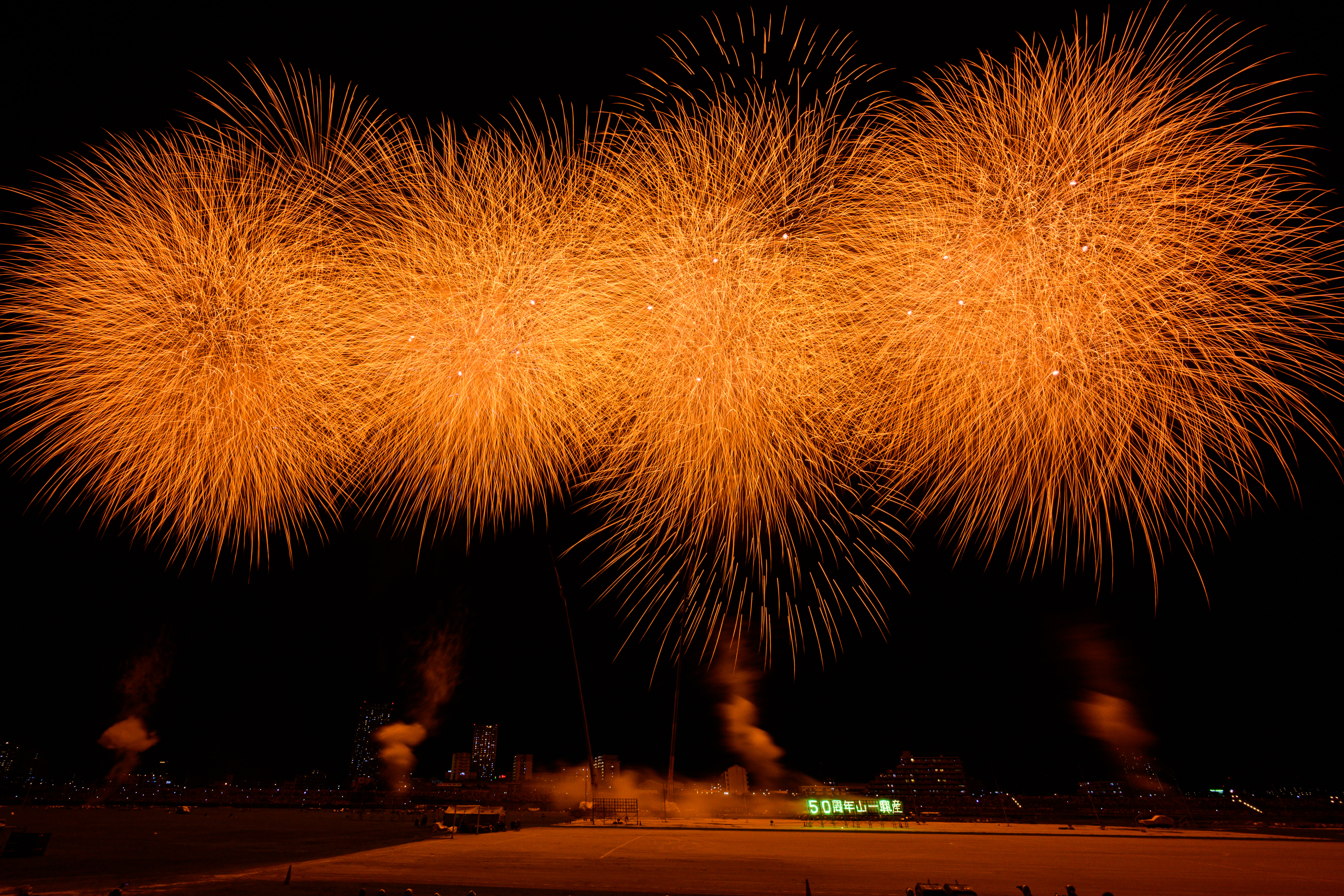 連続で打ち上がるスターマイン花火の写真素材 ぱくたそ