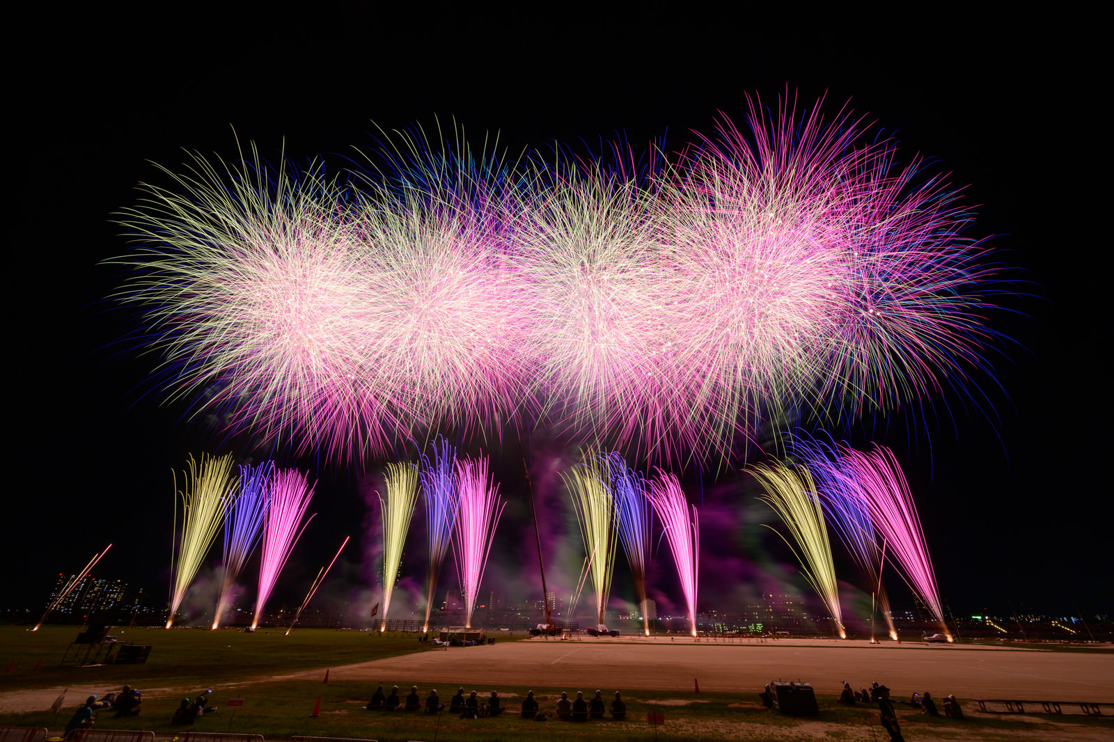 江戸川の河川敷で打ち上げられる花火の様子の写真を無料ダウンロード フリー素材 ぱくたそ