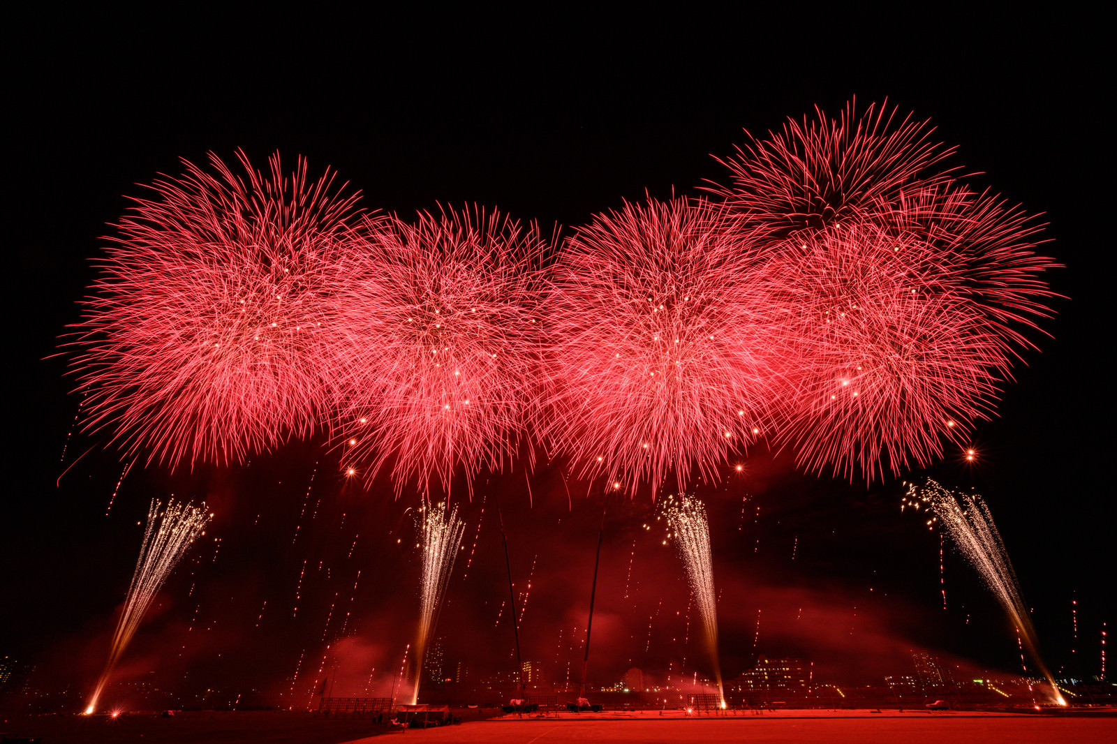 赤い光が夜空を染める江戸川区花火大会のスターマインの写真素材 ぱくたそ