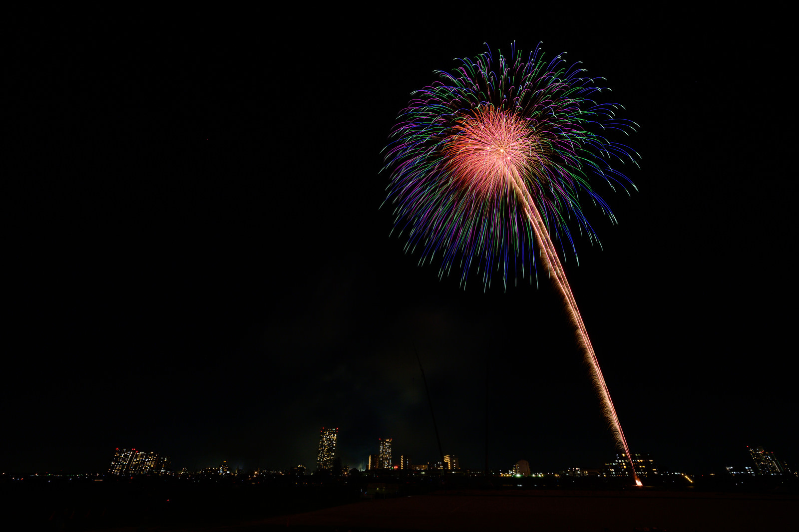 都会の夜空に打ち上がる花火の写真素材 ぱくたそ