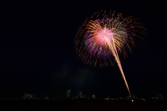 ヒュルルルル と打ち上がる花火の写真