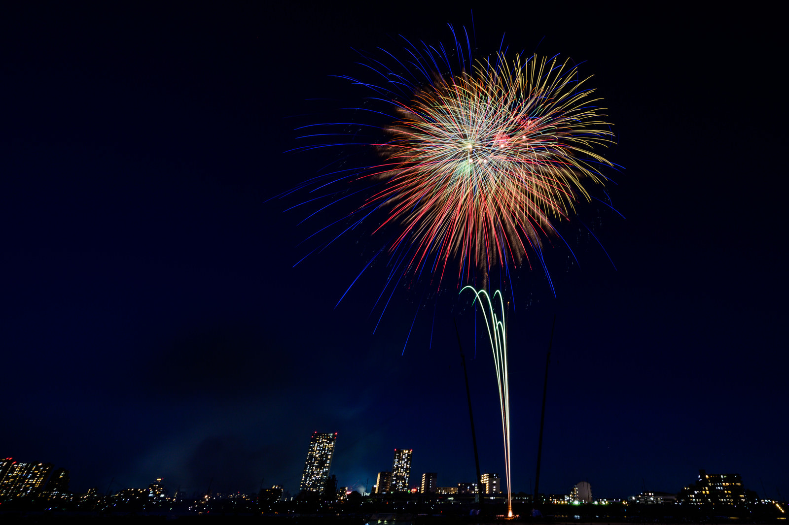 都会のビルと打上花火の写真を無料ダウンロード フリー素材 ぱくたそ 都会のビルと打上花火の写真を無料ダウンロード フリー素材 ぱくたそ