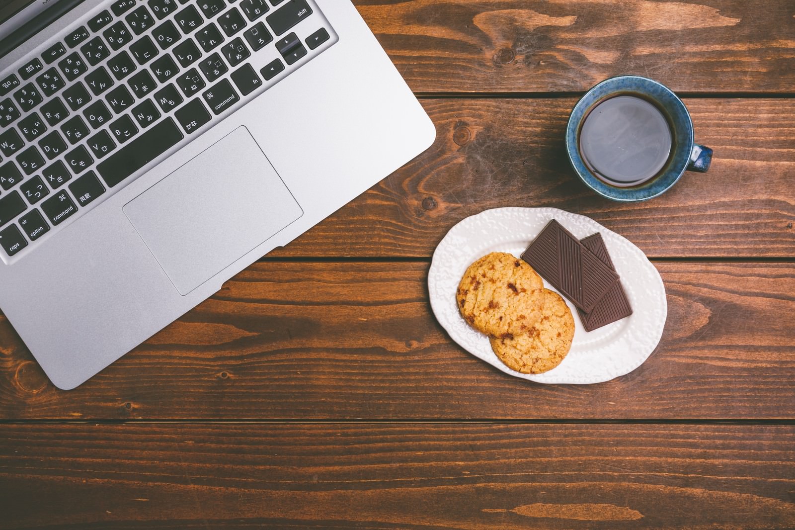 「ノートパソコンで仕事したらコーヒーとお菓子でブレイクタイム」