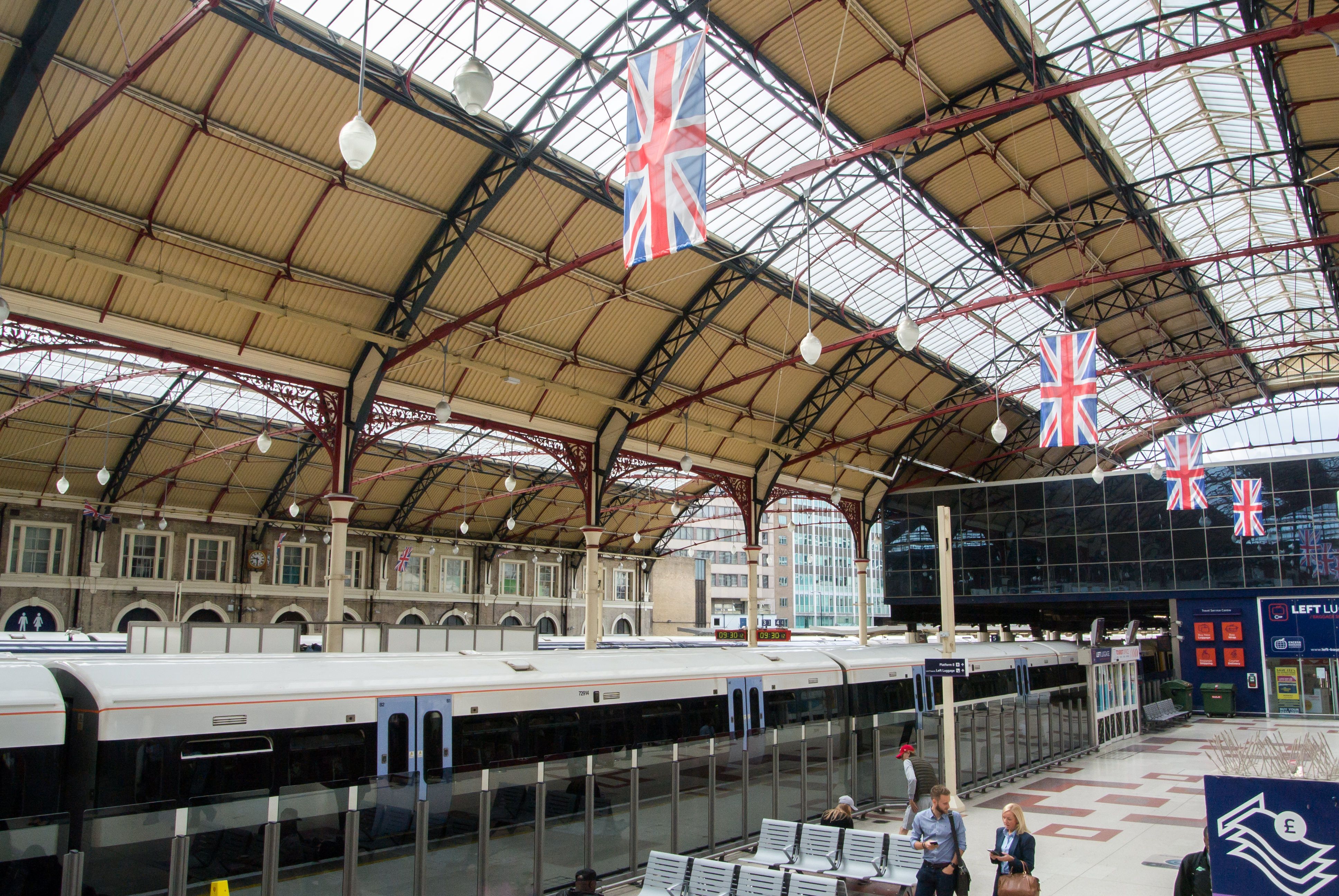 ロンドンの鉄道駅の写真 画像 を無料ダウンロード フリー素材のぱくたそ ロンドンの鉄道駅の写真 画像 を無料ダウンロード フリー素材のぱくたそ