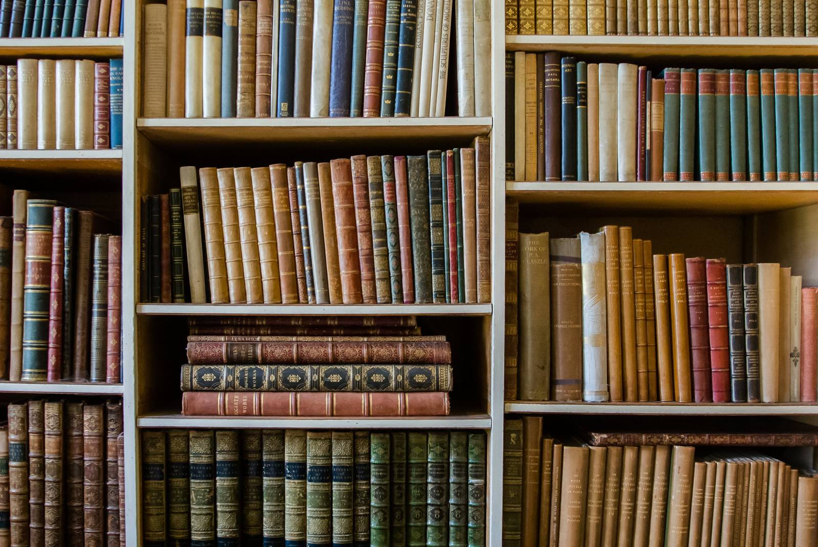 「古書が並ぶ本棚」の写真