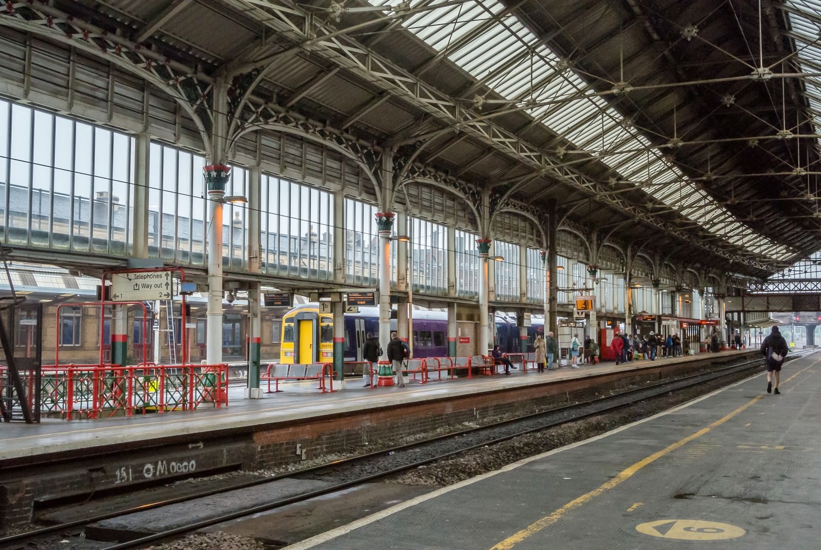 イギリス プレストン駅のプラットホームの写真 画像 フリー素材 ぱくたそ