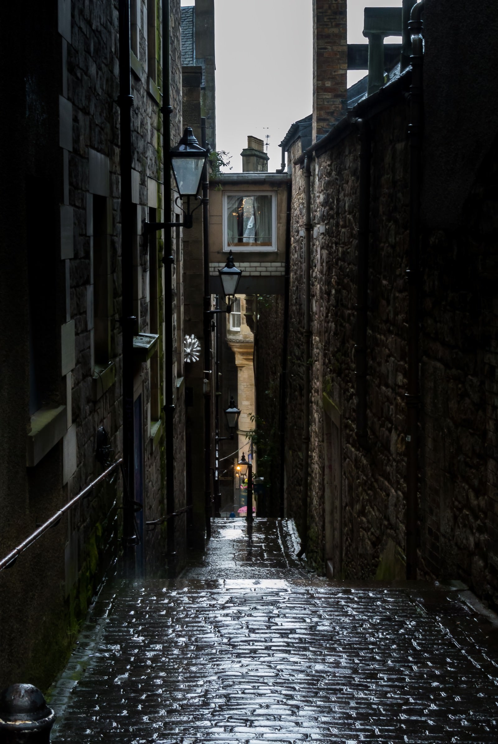 雨で濡れた細い路地 エディンバラ の写真を無料ダウンロード フリー素材 ぱくたそ