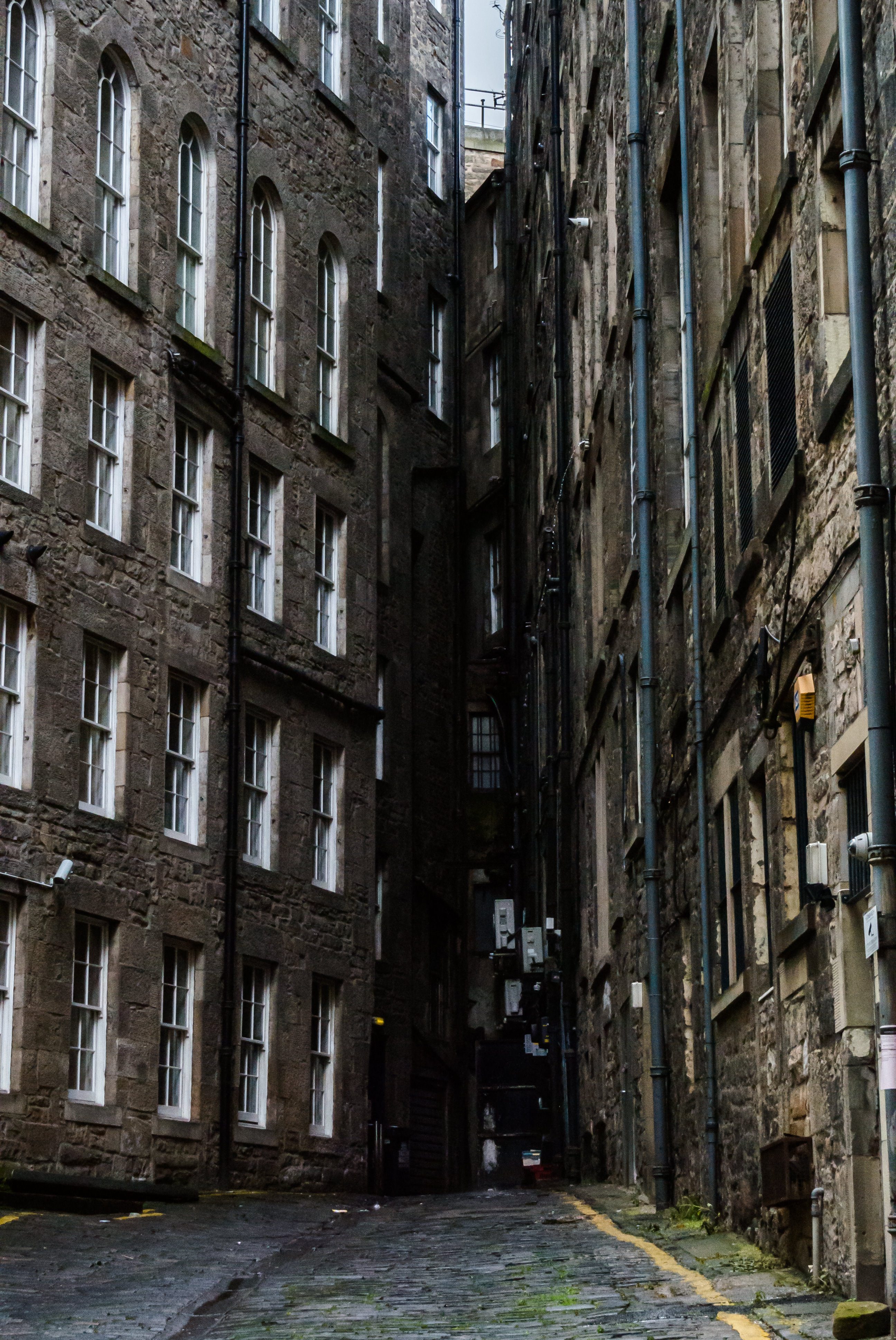 エディンバラの古い建物と路地の写真素材 ぱくたそ