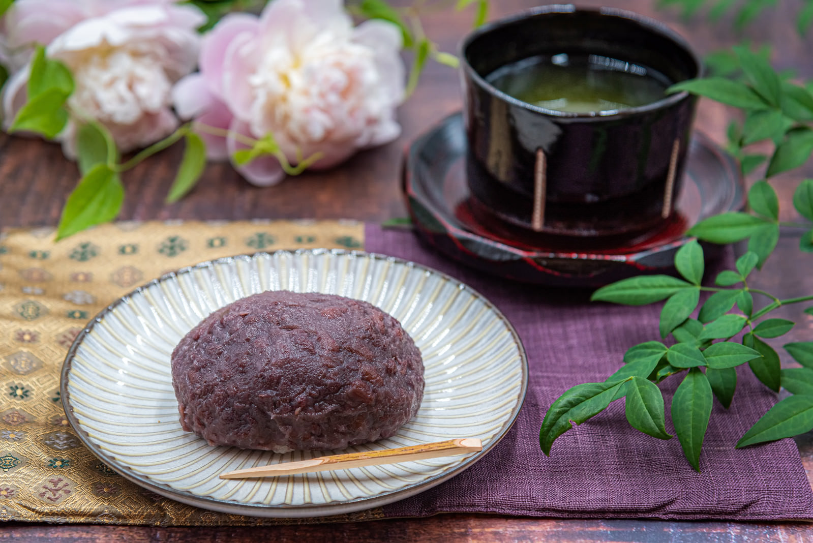 「おはぎとお茶の鉄板スイーツ | フリー素材のぱくたそ」の写真