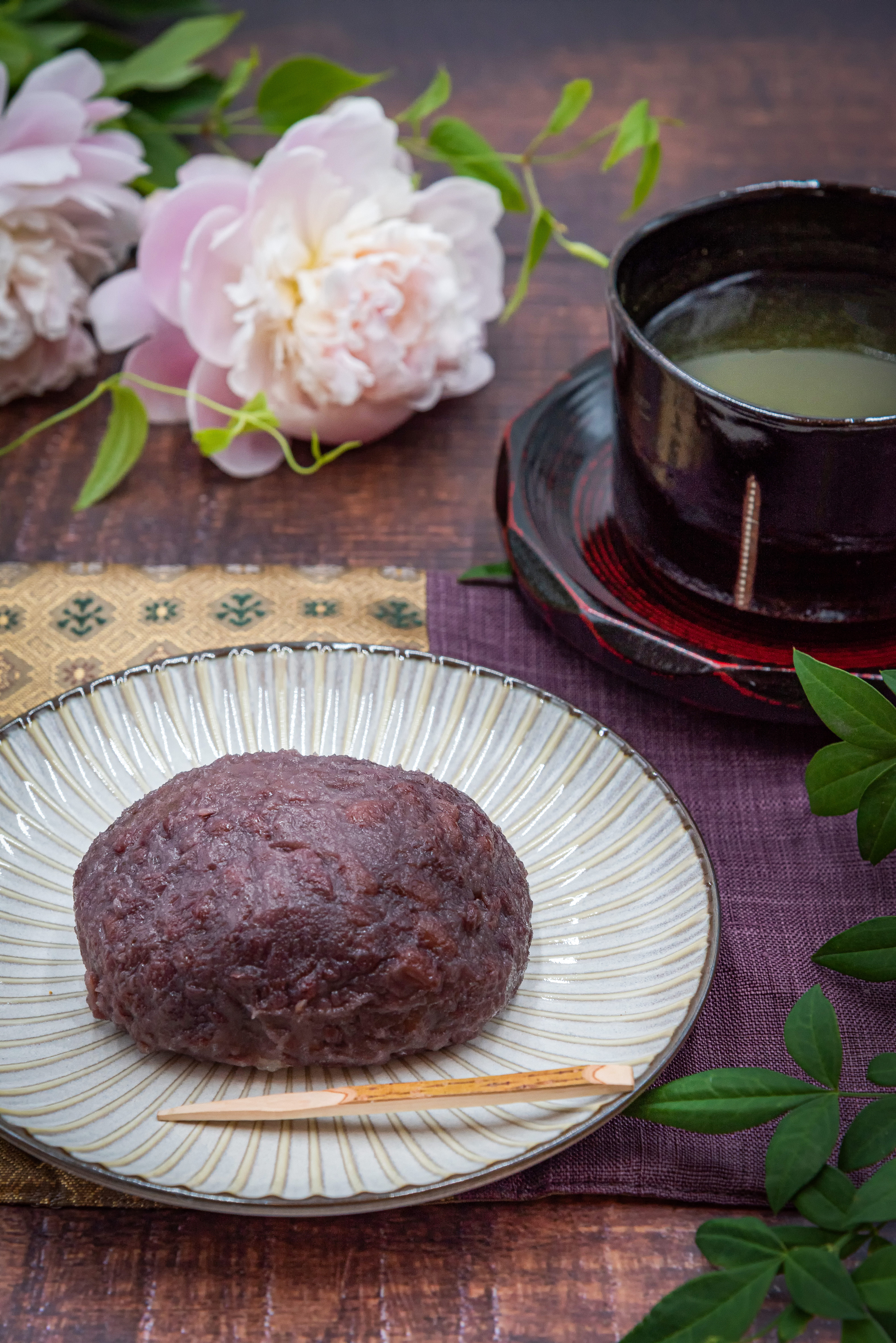 花で飾られたおはぎとお茶の写真素材 ぱくたそ