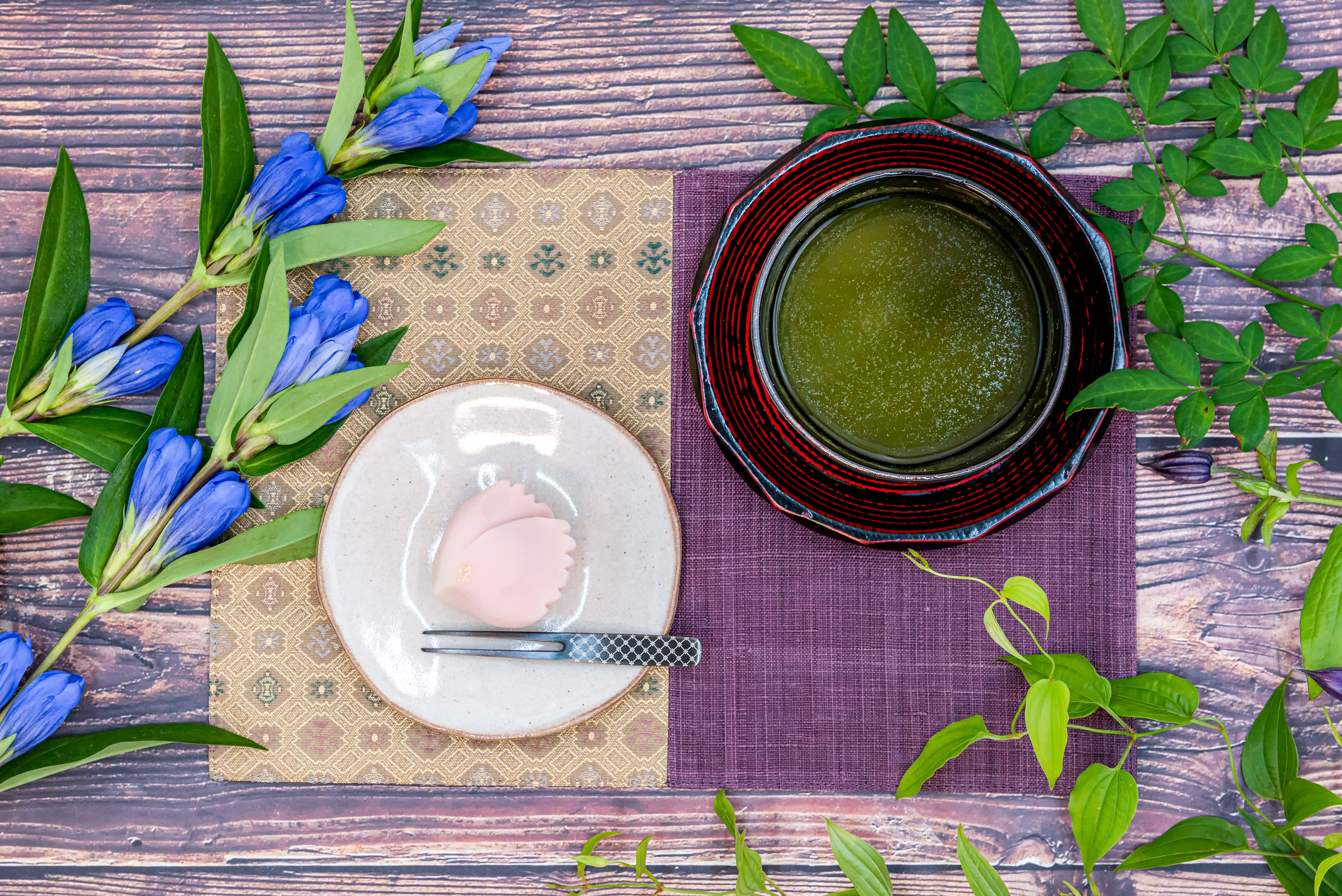 花で飾った練り切りとお茶の写真素材 ぱくたそ