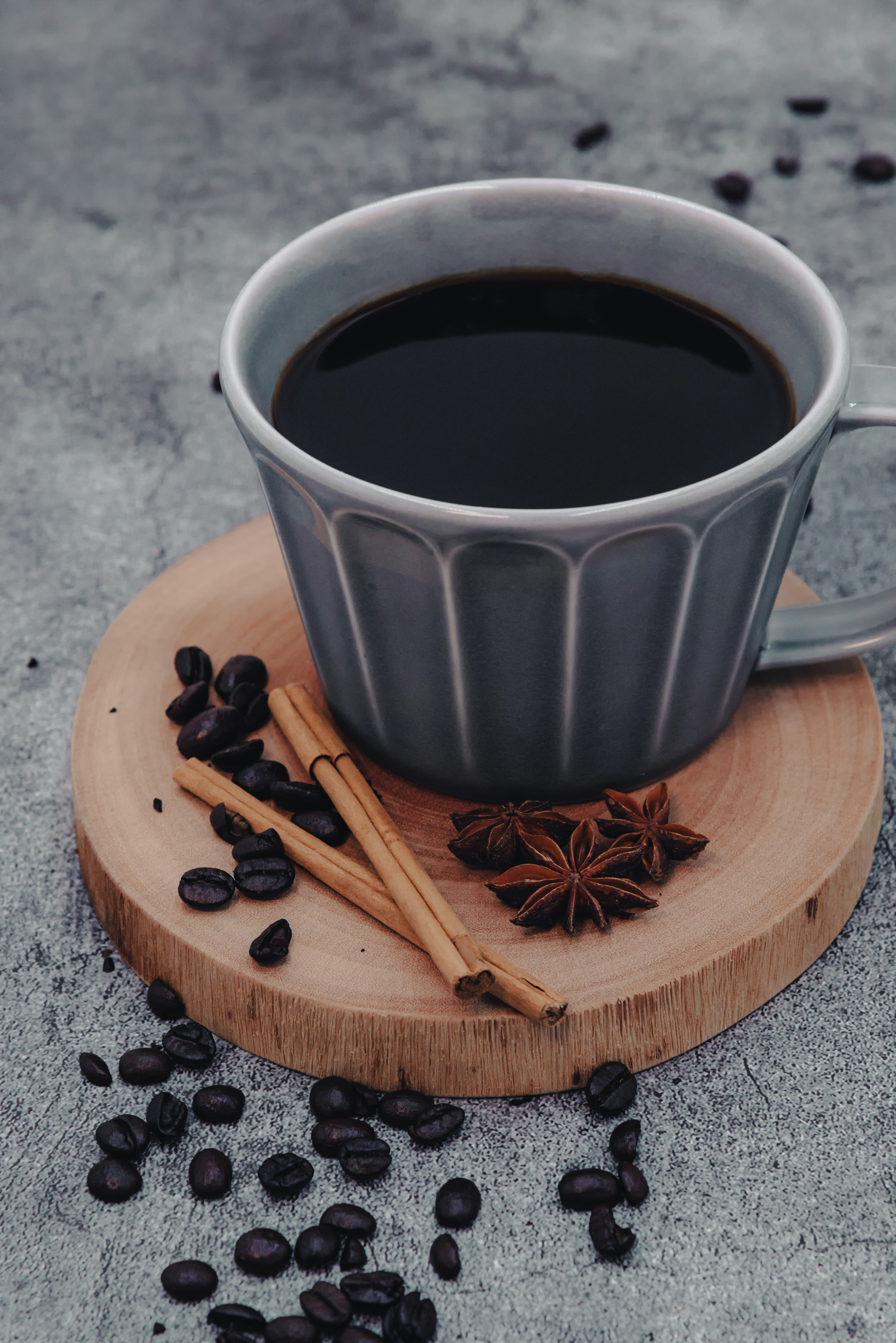 木製コースターに置かれた珈琲とシナモンの写真を無料ダウンロード フリー素材 ぱくたそ