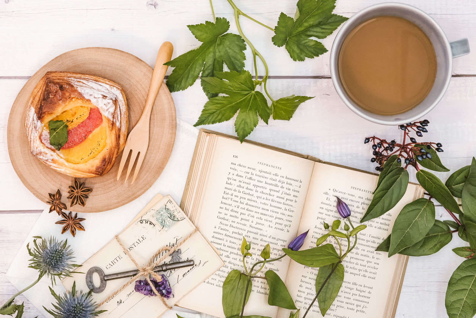 「植物で彩るフルーツデニッシュと洋書 | フリー素材のぱくたそ」の写真