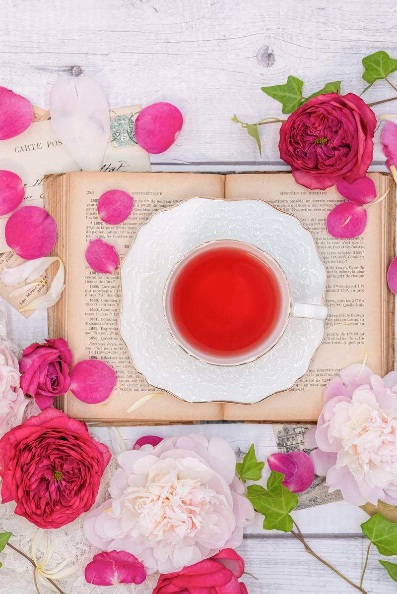薔薇の花と花弁で彩ったローズティーの写真素材 ぱくたそ