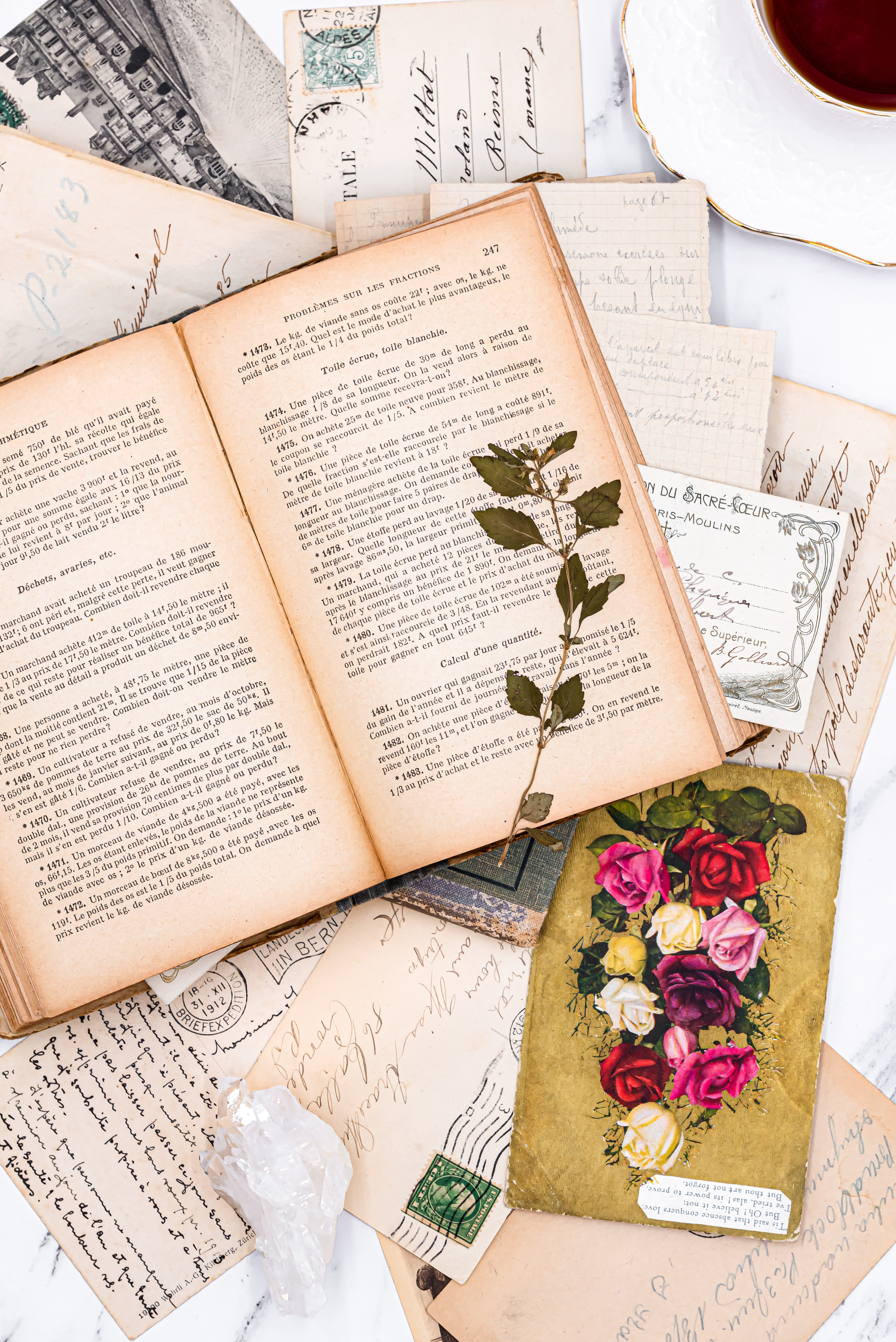 散らばる手紙と古びた洋書の写真素材 ぱくたそ 散らばる手紙と古びた洋書の写真素材 ぱくたそ