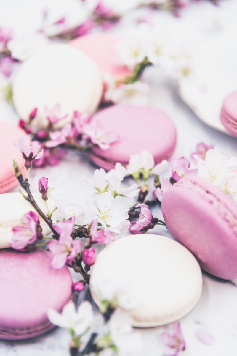 「桜の花とマカロン | フリー素材のぱくたそ」の写真
