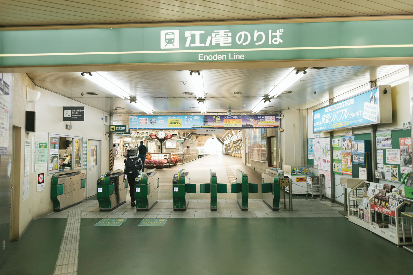 江ノ電のりば改札前 藤沢駅 の写真素材 ぱくたそ