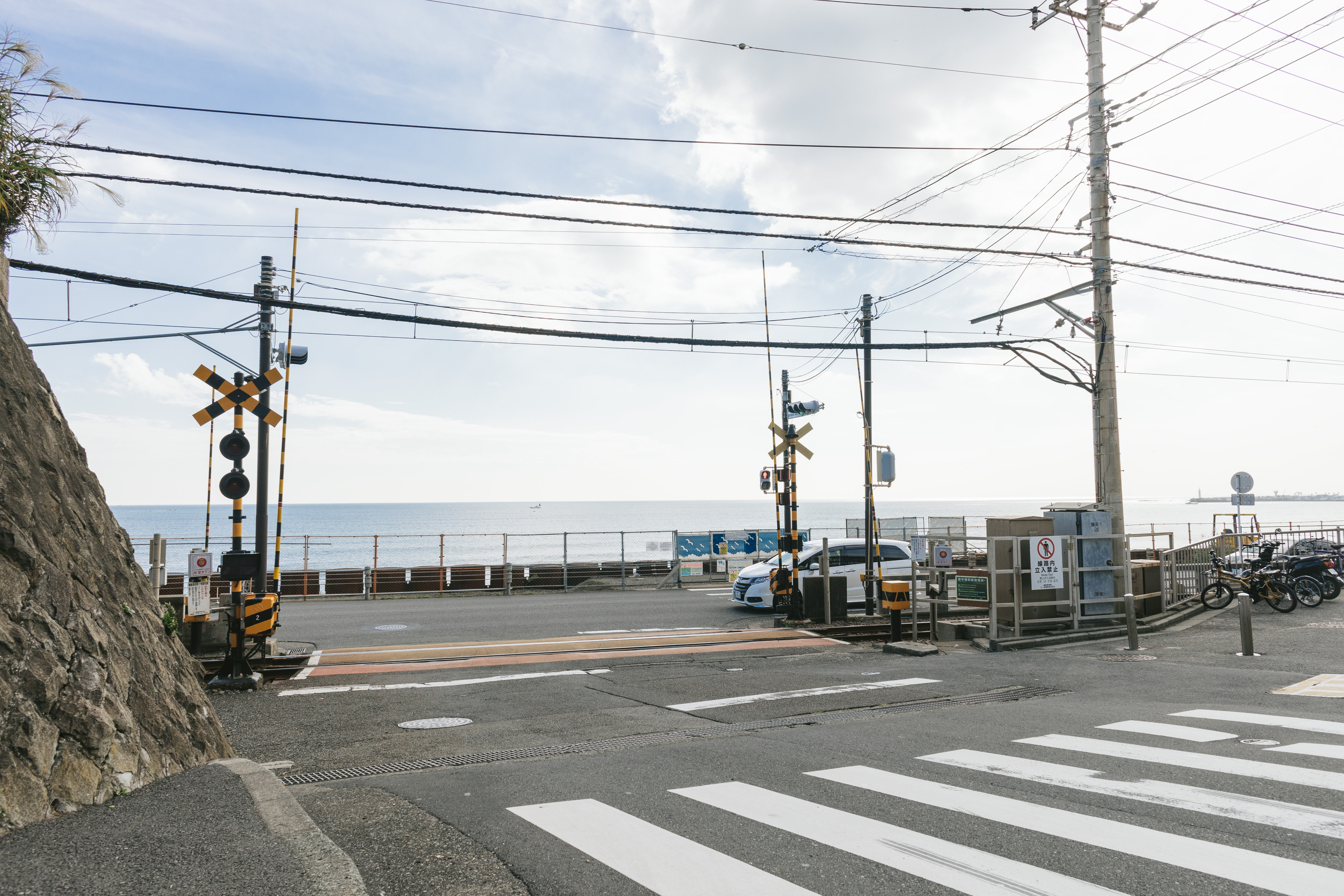 アニメのopで有名になった鎌倉高校前駅の踏切の無料の写真素材 フリー素材 をダウンロード ぱくたそ アニメのopで有名になった鎌倉高校前駅の踏切の無料の写真素材 フリー素材 をダウンロード ぱくたそ