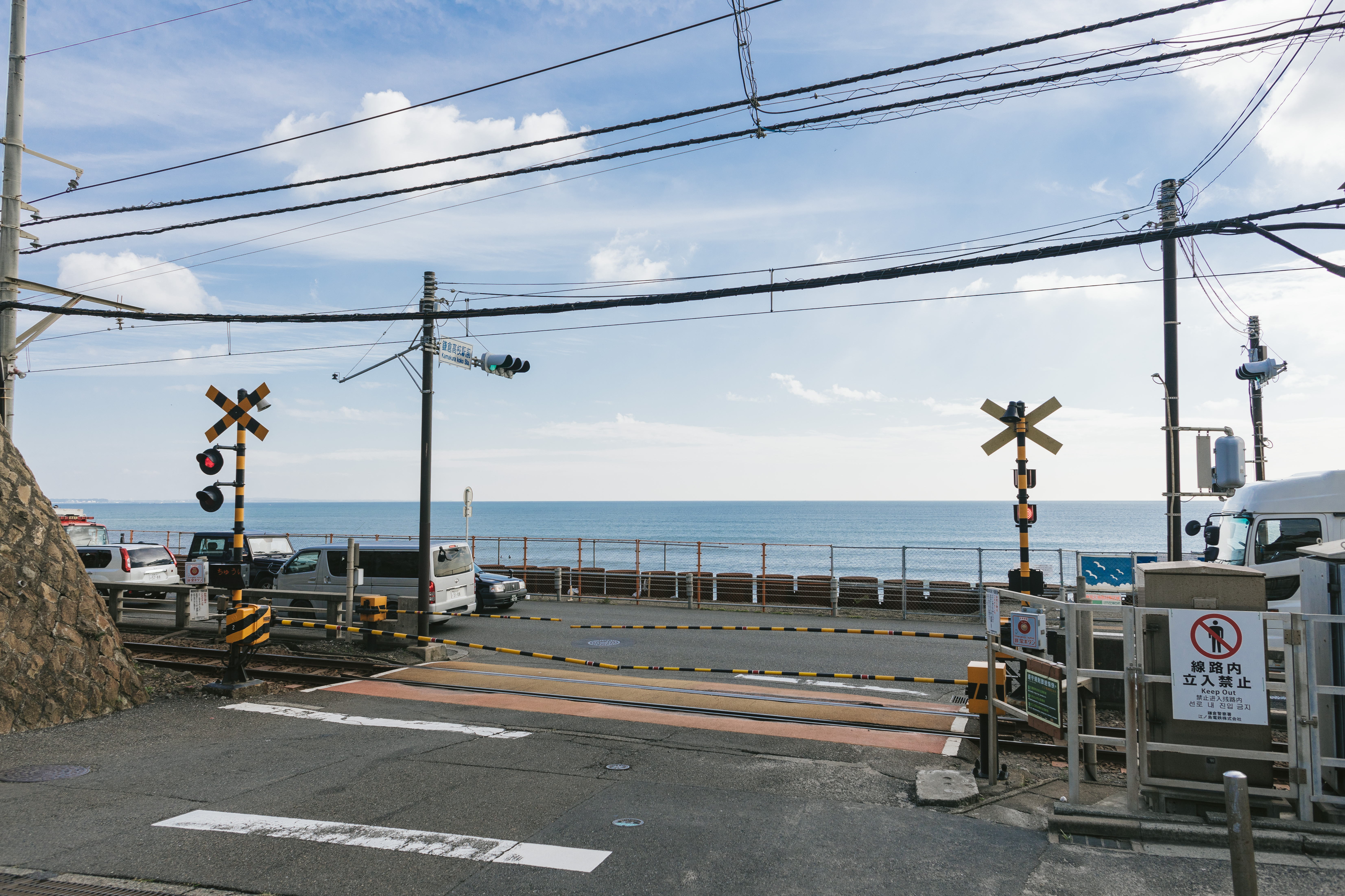 君が好きだと叫びたくなる鎌倉高校前駅の踏切の写真素材 ぱくたそ