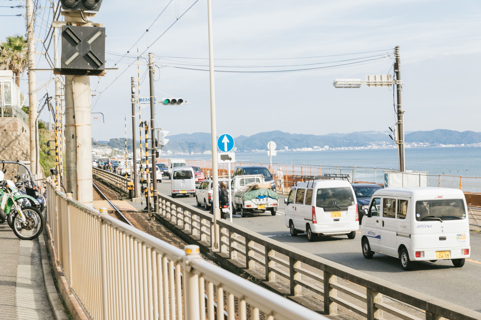 「渋滞する海岸沿いの道路　　　　　」の写真