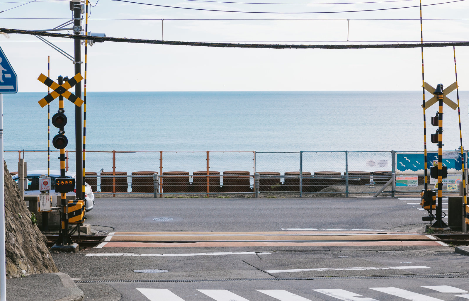 江ノ島の海が広がる鎌倉高校前駅の踏切の写真 画像 を無料ダウンロード フリー素材のぱくたそ