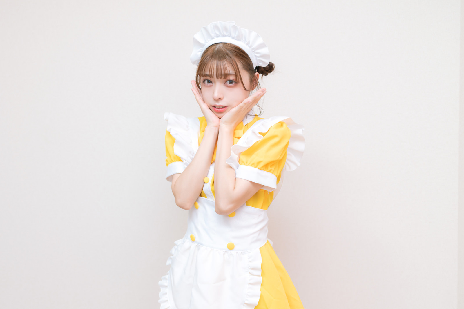 「黄色エプロンのメイドガール」の写真［モデル：高尾実生］