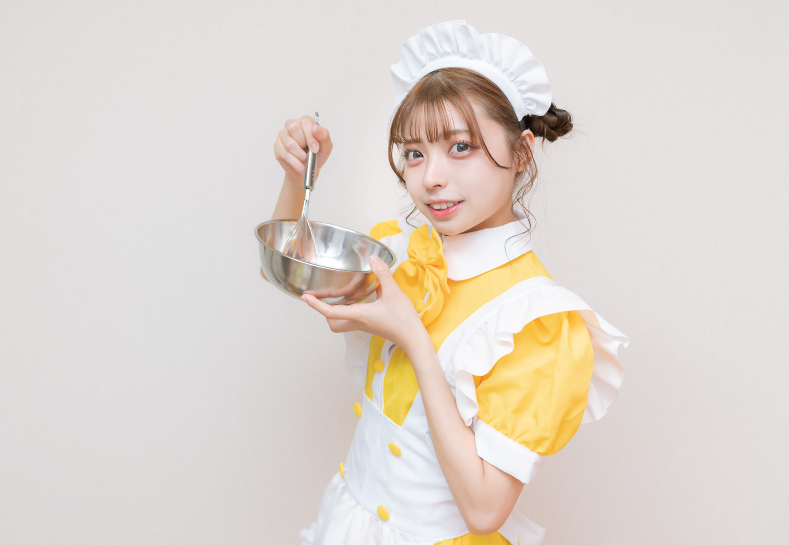 「ボールとホイッパーを使うメイド | フリー素材のぱくたそ」の写真［モデル：高尾実生］