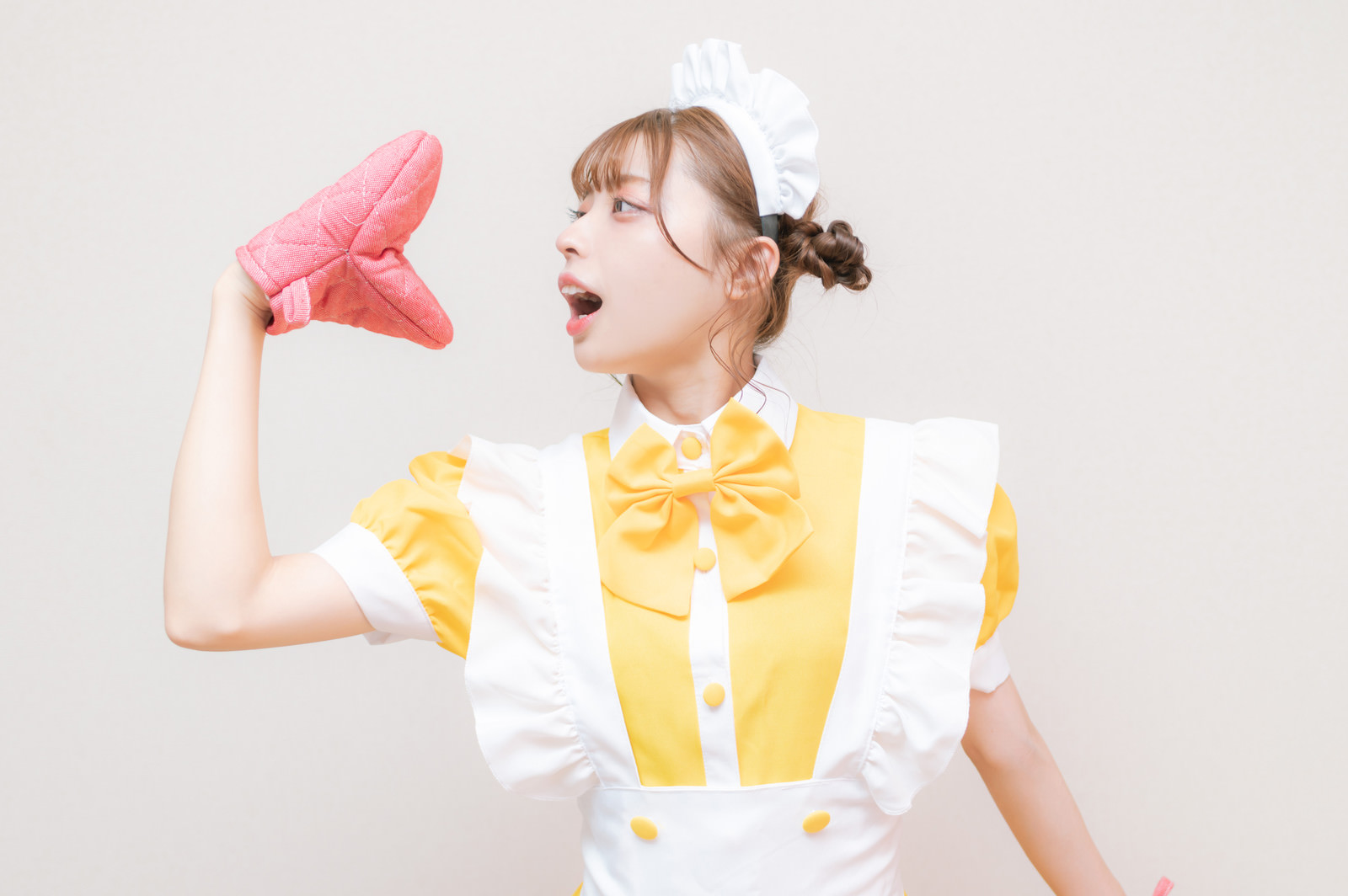 「ミトンと会話するメイドさん」の写真［モデル：高尾実生］