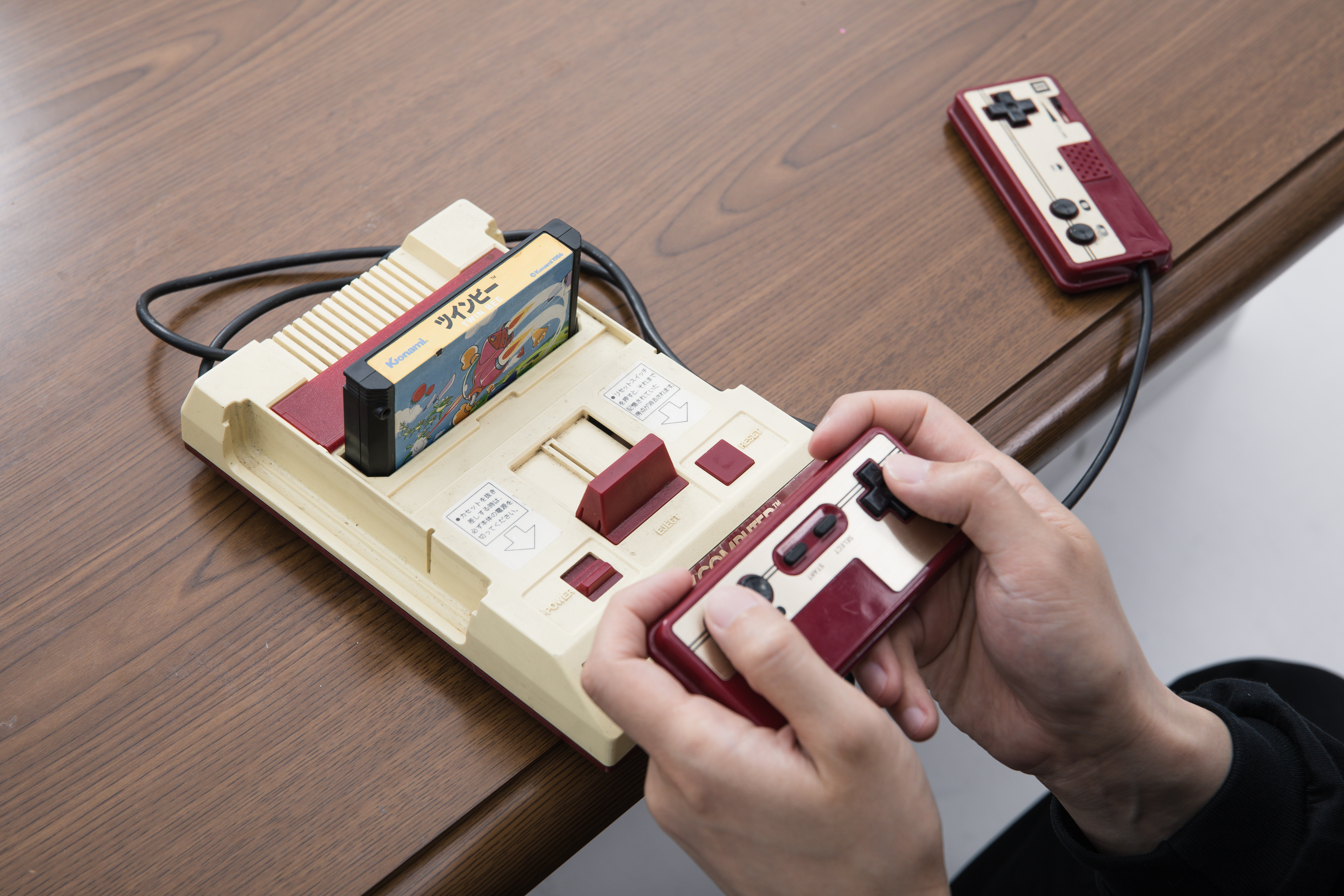 テレビゲームで遊ぶ子どもたちの写真を無料ダウンロード フリー素材 ぱくたそ