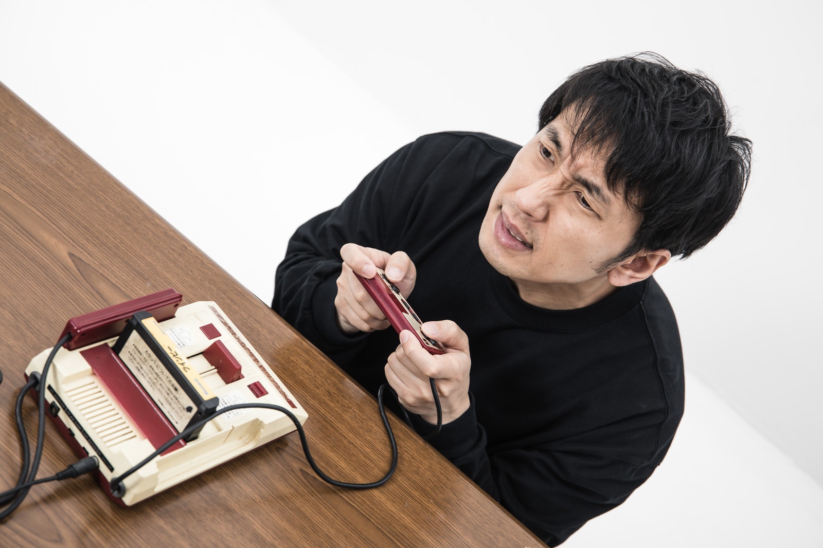 「また冒険の書が消えた | フリー素材のぱくたそ」の写真［モデル：大川竜弥］