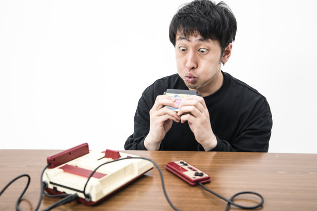 カセットに息を吹きかけるゲーマーの写真 画像 を無料ダウンロード フリー素材のぱくたそ カセットに息を吹きかけるゲーマーの写真 画像 を無料ダウンロード フリー素材のぱくたそ