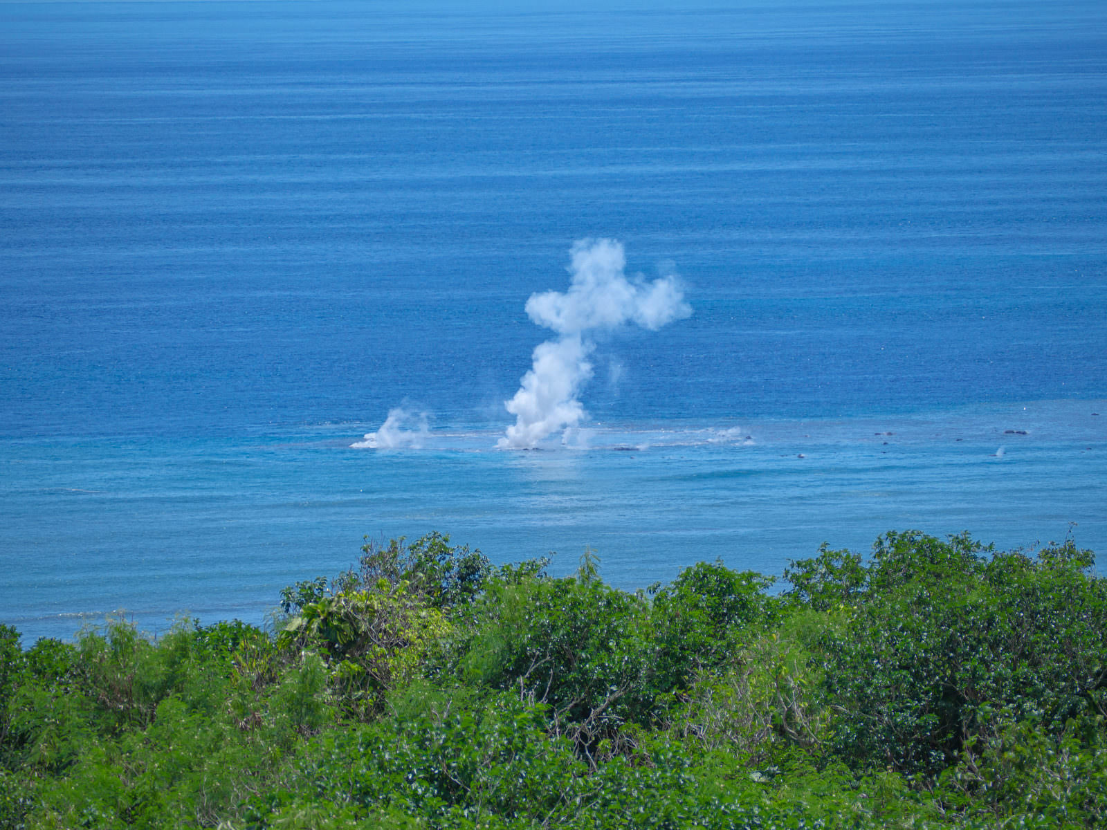 お盆　１０枚　山と海の風景 翁浜沖に立ち上る海底火山の噴火による水蒸気の無料の写真素材