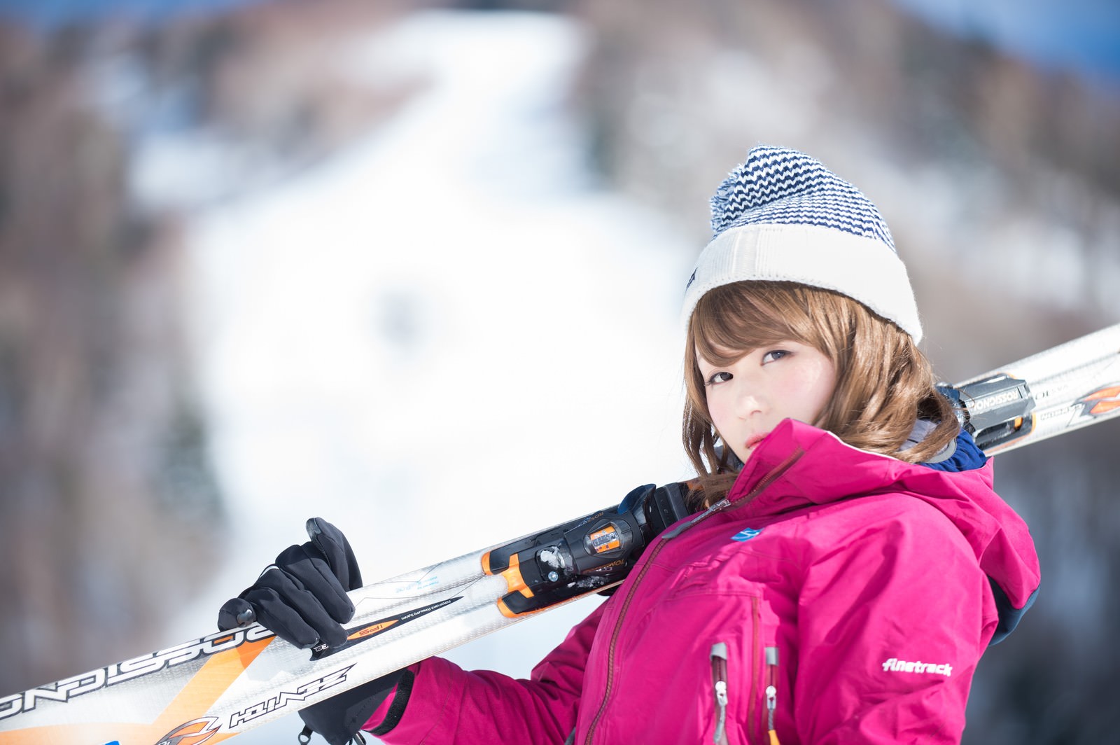 「雪山を甘く見ている初心者に冷たい視線の山ガール | フリー素材のぱくたそ」の写真［モデル：茜さや］