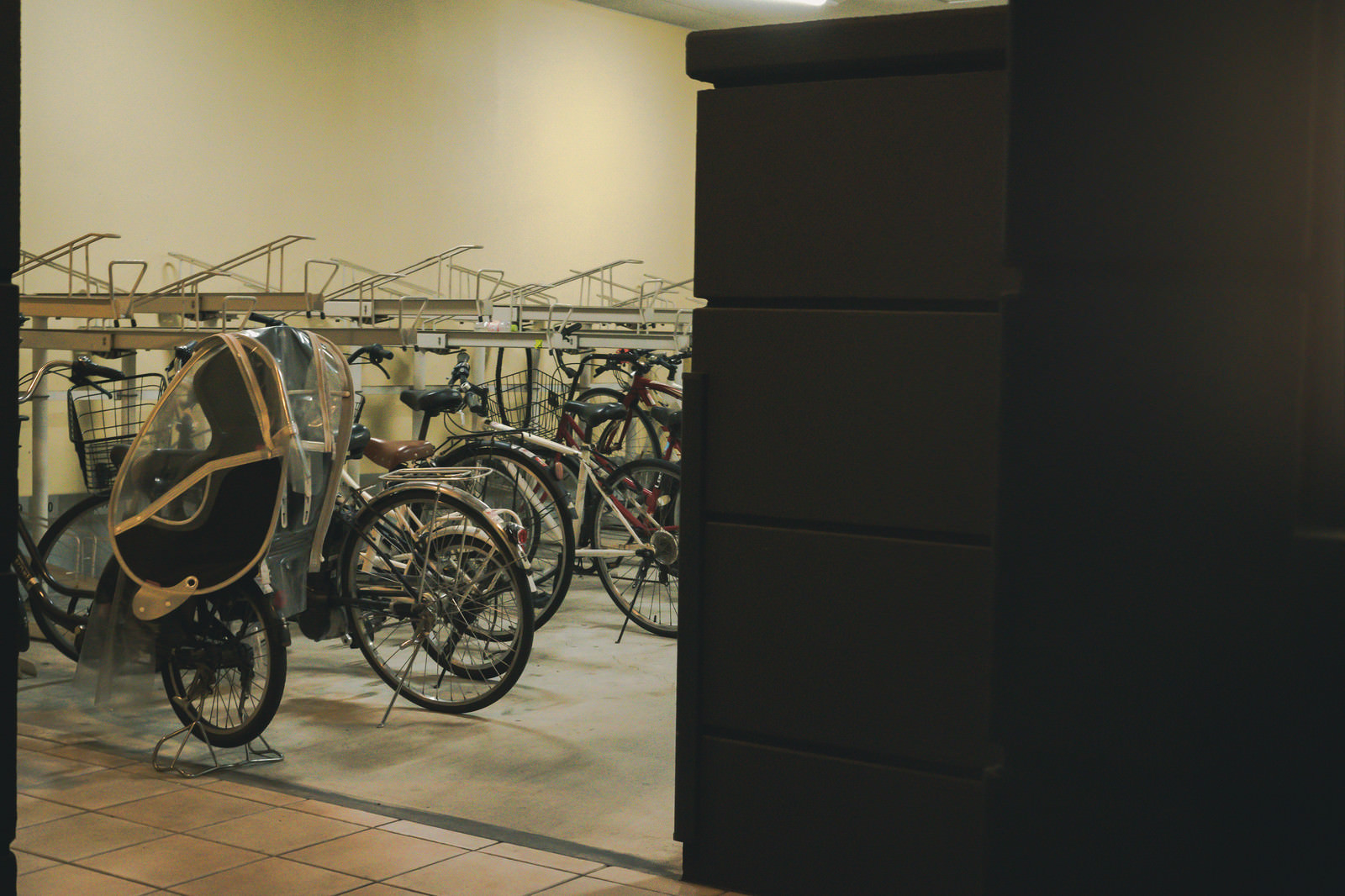 「駐輪場と自転車」の写真