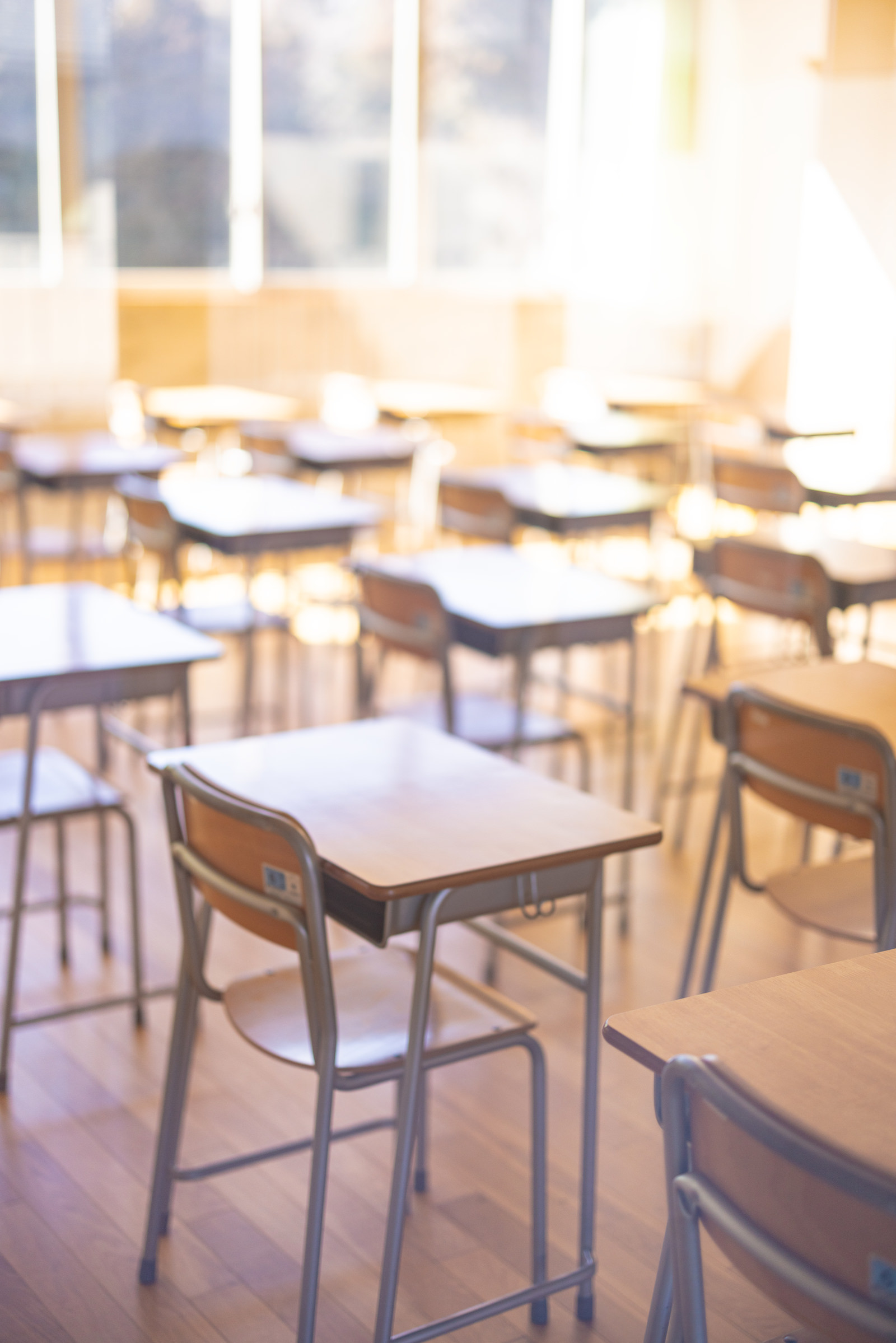 ふたば未来学園の学校机と椅子 - ぱくたそ